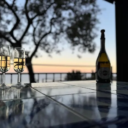 De Vivo Realty - Seacliff Heaven *
