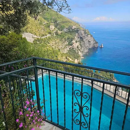 Villa De Vivo Realty - Seacliff Heaven